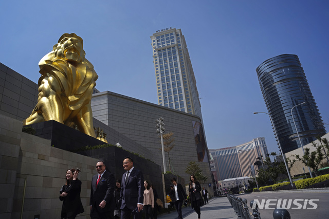 [마카오=AP/뉴시스] 2018년 2월13일(현지시간) 마카오 카지노 MGM 코타이 리조트 앞을 사람들이 지나가고 있다. 2020.08.11. 