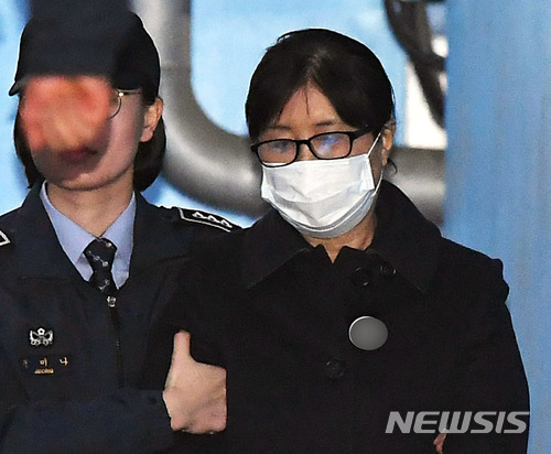 【서울=뉴시스】박진희 기자 = 1심 선고공판에서 징역 20년형, 벌금 180억 원을 선고 받은 비선실세 최순실이 13일 오후 서울 서초구 중앙지법을 나서고 있다. 2018.02.13. photo@newsis.com 