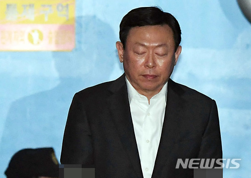 【서울=뉴시스】박진희 기자 = 신동빈 롯데그룹 회장이 지난 2월13일 오후 서울 서초구 중앙지법을 나서고 있다. 2018.02.13.photo@newsis.com