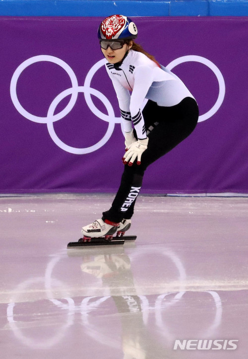 【강릉=뉴시스】추상철 기자 = 13일 오후 강원 강릉 아이스아레나에서 열린 쇼트트랙 스피드 스케이팅 여자 500m 결승 경기. 실격 당한 최민정이 경기결과를 지켜보고 있다. 2018.02.13. scchoo@newsis.com