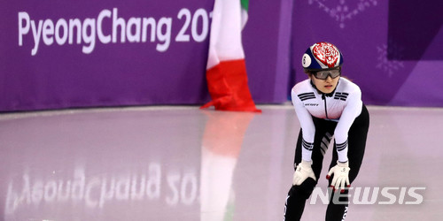 【강릉=뉴시스】추상철 기자 = 13일 오후 강원 강릉 아이스아레나에서 열린 쇼트트랙 스피드 스케이팅 여자 500m 결승 경기. 실격 당한 최민정이 경기결과를 지켜보고 있다. 2018.02.13. scchoo@newsis.com