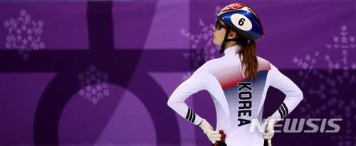 【강릉=뉴시스】추상철 기자 = 13일 오후 강원 강릉 아이스아레나에서 열린 쇼트트랙 스피드 스케이팅 여자 500m 결승 경기. 실격 당한 최민정이 판정 결과를 지켜보고 있다. 2018.02.13. scchoo@newsis.com