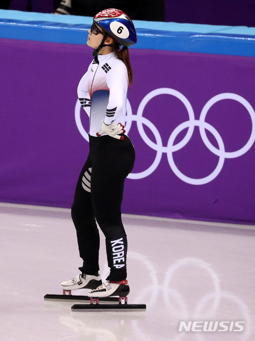 【강릉=뉴시스】추상철 기자 = 13일 오후 강원 강릉 아이스아레나에서 열린 쇼트트랙 스피드 스케이팅 여자 500m 결승 경기. 실격 당한 최민정이 판정 결과를 지켜보고 있다. 2018.02.13. scchoo@newsis.com