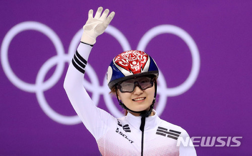 【강릉=뉴시스】추상철 기자 = 13일 오후 강원 강릉 아이스아레나에서 열린 쇼트트랙 스피드 스케이팅 여자 500m 결승 경기. 실격 당한 최민정이 판정 결과를 지켜보고 있다. 2018.02.13. scchoo@newsis.com