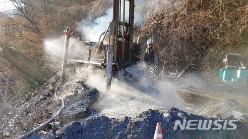 【진주=뉴시스】정경규 기자 = 한국농어촌공사 진주산청지사가 봄 영농철을 앞두고 가뭄에 선제적으로 대처하기 위해 관정을 뚫고있다.2018.02.18.(사진=한국농어촌공사 진주산청지사 제공) photo@newsis.com