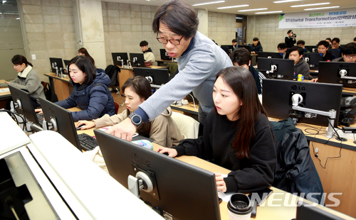 【울산=뉴시스】구미현 기자 = 울산대학교는 4차 산업혁명 대비 핵심인재를 양성하는 DT(Digital Transformation) 인력양성 교육을 완료했다고 14일 밝혔다. 교육 중인 수강생들. 2018.02.14. (사진=울산대 제공) photo@newsis.com