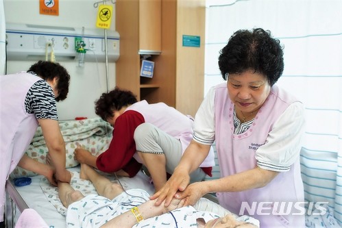 【울산=뉴시스】조현철 기자 = 울산대학교병원(병원장 정융기) 호스피스완화의료센터(센터장 백진호)는 호스피스완화의료 자원봉사자 육성을 위한 제7기 호스피스완화의료 자원봉사자 교육 참가자를 모집한다고 14일 밝혔다. 사진은 호스피스완화의료 자원봉사 모습. 2018.02.14. (사진=울산대병원 제공)&nbsp; photo@newsis.com 