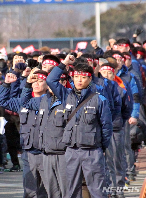 【군산=뉴시스】고석중 기자 = 전국금속노동조합 한국지엠(GM)지부 조합원들이 14일 오전 전북 군산시 한국지엠 군산공장에서 '군산공장 페쇄 철회를 위한 전 조합원 결의대회'에서 조합원들이 구호를 외치고 있다. 지엠은 지난 13일 경영악화를 내세워 군산공장을 폐쇄하겠다고 밝혔다. 2018.02.14.&nbsp; k9900@newsis.com 