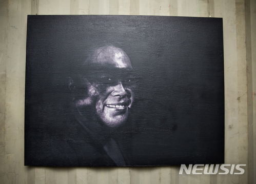 【서울=뉴시스】 전제훈 작가는 탄광촌의 삶을 날 것 그대로 전하는 탄광촌 광부이자 사진작가다. 