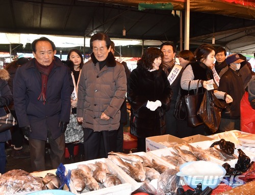 【안동=뉴시스】류상현 기자 = 이영우 경북교육감 등 경북교육청 직원들이 13일 경산의 한 전통시장에서 장을 보고 있다. 2018.02.14 (사진=경북교육청 제공)&nbsp; photo@newsis.com 