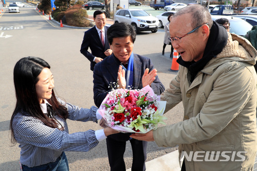【산청=뉴시스】정경규 기자 = '베트남 영웅' 박항서 감독이 14일 고향인 경남 산청군을 방문해 군청 직원으로부터 꽃다발을 받고 있다.2018.02.14.(사진=산청군 제공)photo@newsis.com
