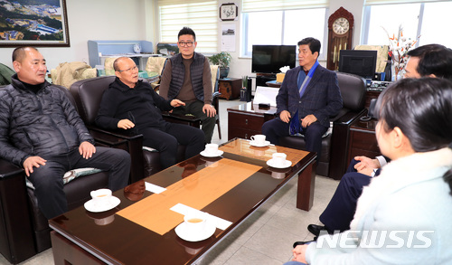 【산청=뉴시스】정경규 기자 = '베트남 영웅' 박항서 감독이 14일 고향인 경남 산청군을 방문해 군청에 근무하고 있는 베트남 출신 직원과 환담하고 있다.2018.02.14.(사진=산청군 제공)photo@newsis.com