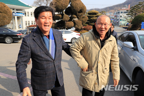 【산청=뉴시스】정경규 기자 = '베트남 영웅' 박항서 감독이 14일 고향인 경남 산청군을 방문해 허기도 군수와 인사를 나누고 있다.2018.02.14.(사진=산청군 제공)photo@newsis.com
