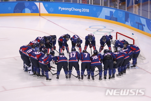 【강릉=뉴시스】추상철 기자 = 14일 오후 강원도 강릉 관동하키센터에서 열린 여자 아이스하키 남북 단일팀(코리아팀)과 일본 경기에 앞서 남북단일팀이 승전을 다짐하고 있다. 2018.02.14. scchoo@newsis.com