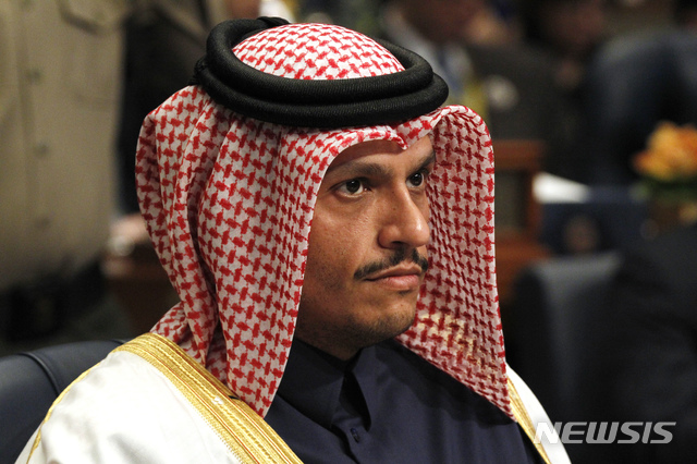 【바얀(쿠웨이트)=AP/뉴시스】셰이크 무함마드 빈 압둘라흐만 알사니 카타르 외무장관은 9일(현지시간) 영국 런던에서 기자들과 만나 미국과 이란에 교착 상태 해소를 위한 협상에 나설 것을 촉구했다. 사진은 지난해 12월 쿠웨이트에서 열린 이라크 재건을 위한 정상회담에 참석한 알사니 외무장관. 2019.06.10