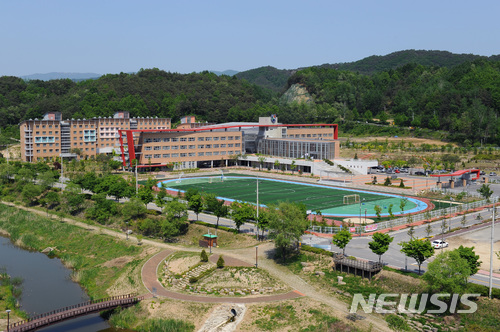 【양구=뉴시스】한윤식 기자 = 15일 강원 양구 강원외국어고등학교가 2018학년도 대학입시에서 국내외 상위권 대학에 128명의 합격자를 배출해 도민의 관심을 모으고 있다.사진은 강원외국어고등학교 전경. 2018.02.15. (사진=양구군청 제공)ysh@newsis.com