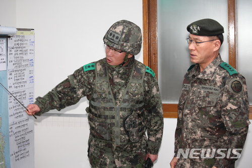 【서울=뉴시스】 황인권 8군단장(오른쪽).