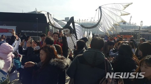 개회식 빅버드, 평창 올림픽플라자 떴다···'인면조'