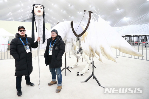 【평창=뉴시스】 임충일(왼쪽)·배일환 미술감독과 인면조