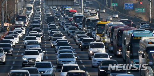 【오산=뉴시스】이정선 기자 = 설 명절 민족대이동이 본격적으로 시작된 15일 오전 경기 오산IC 인근 경부고속도로 하행선이 귀성길에 오른 차량들로 인해 주차장을 방불케하고 있다. 2018.02.15.&nbsp; ppljs@newsis.com
