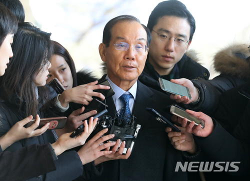【서울=뉴시스】박진희 기자 = 다스의 미국 내 소송비 대납 혐의를 받고 있는 이학수 전 삼성그룹 부회장이 지난 2월15일 오전 서울 서초구 서울중앙지검에 뇌물공여 혐의 피의자 신분으로 출석하고 있다. 2018.02.15.pak7130@newsis.com