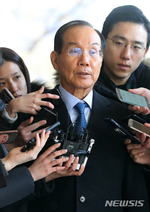 【서울=뉴시스】박진희 기자 = 다스의 미국 내 소송비 대납 혐의를 받고 있는 이학수 전 삼성그룹 부회장이 15일 오전 서울 서초구 서울중앙지검에 뇌물공여 혐의 피의자 신분으로 출석하고 있다. 2018.02.15. pak7130@newsis.com