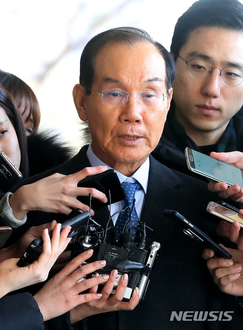 【서울=뉴시스】박진희 기자 = 다스의 미국 내 소송비 대납 혐의를 받고 있는 이학수 전 삼성그룹 부회장이 15일 오전 서울 서초구 서울중앙지검에 뇌물공여 혐의 피의자 신분으로 출석하고 있다. 2018.02.15. pak7130@newsis.com