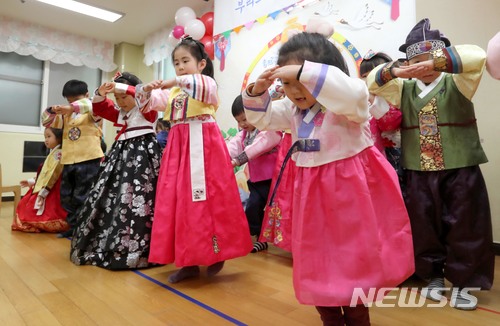 【제주=뉴시스】 설날 아침 세배하는 어린이들. (사진=뉴시스DB) woo1223@newsis.com