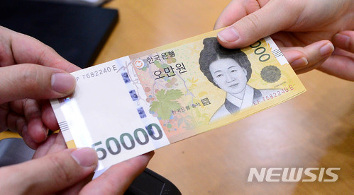 "초등학생 조카 세뱃돈 5만원 줬더니, 중학생 조카는 왜 10만원이냐고 묻더라"