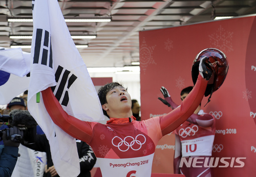 스켈레톤킹 윤성빈, 이제는 말할수있다···감독·어머니 함께