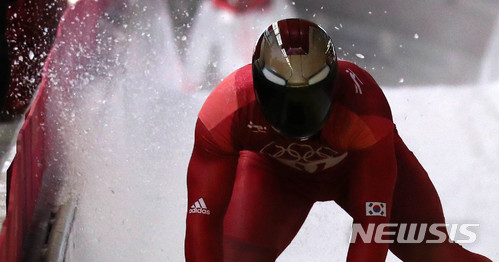 【평창=뉴시스】추상철 기자 = 16일 오전 강원 평창 올림픽슬라이딩센터에서 열린 2018 평창 동계 올림픽 남자 스켈레톤 4차 주행. 금메달을 차지한 대한민국 윤성빈이 피니쉬를 하고 있다. 2018.02.16. scchoo@newsis.com