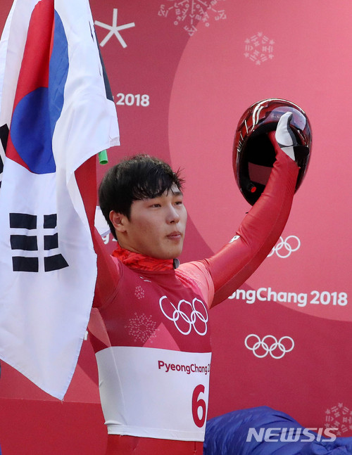 【평창=뉴시스】추상철 기자 = 16일 오전 강원 평창 올림픽슬라이딩센터에서 열린 2018 평창 동계 올림픽 남자 스켈레톤 4차 주행. 금메달을 차지한 대한민국 윤성빈이 태극기를 흔들며 기뻐하고 있다. 2018.02.16. scchoo@newsis.com