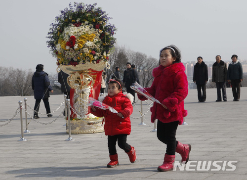 북한, 김일성 생일 맞아 축하 분위기..."핵개발 선전 자취 감춰"