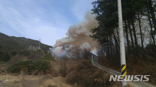 【구례=뉴시스】배동민 기자 = 16일 오후 3시5분께 전남 구례군 광의면 대전리 한 마을 인근 지리산 자락에서 불이 났다. 소방당국은 구례군, 산림당국과 협력해 소방헬기 3대와 수십 명의 인원을 투입해 진화하고 있다. 2018.02.16. (사진=독자 제공) photo@newsis.com