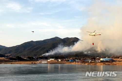 【구례=뉴시스】배동민 기자 = 16일 오후 3시5분께 전남 구례군 광의면 대전리 한 마을 인근 지리산 자락에서 불이 났다. 소방당국은 구례군, 산림당국과 협력해 소방헬기 9대와 120여명의 인원을 투입해 진화하고 있다. 2018.02.16. (사진=구례군 제공) photo@newsis.com
