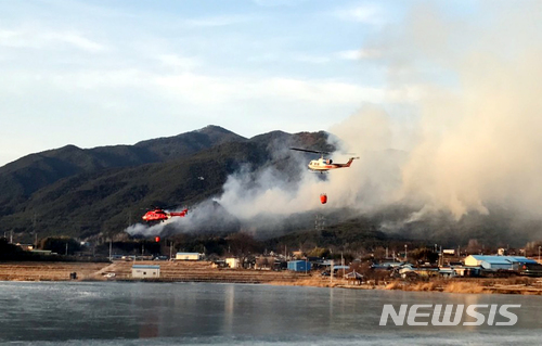【구례=뉴시스】배동민 기자 = 16일 오후 3시5분께 전남 구례군 광의면 대전리 한 마을 인근 지리산 자락에서 불이 났다. 소방당국은 구례군, 산림당국과 협력해 소방헬기 9대와 120여명의 인원을 투입해 진화하고 있다. 2018.02.16. (사진=구례군 제공) photo@newsis.com