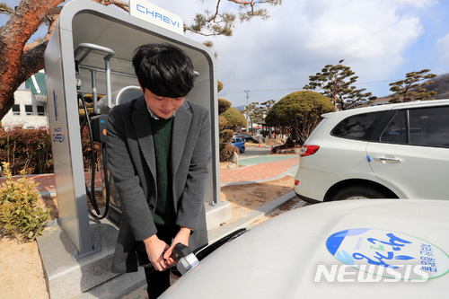 【산청=뉴시스】정경규 기자 = 경남 산청군은 오는 19일부터 급속충전기 2기를 청사내 민원인 전용 주차장에 설치해 본격적인 운영에 들어간다.2018.02.17.(사진=산청군 제공)photo@newsis.com