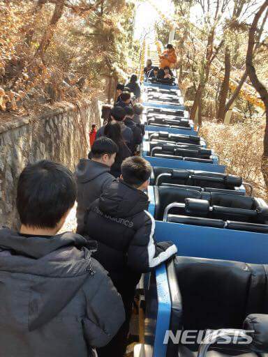 【대구=뉴시스】민경석 기자 = 17일 낮 12시50분께 대구 달서구 두류동 이월드 내 설치된 '카멜백'놀이기구가 운행 중 멈춰서는 일이 벌어져 이용객 20여 명이 하차하고 있다. 2018.02.17. (사진=독자제공)photo@newsis.com