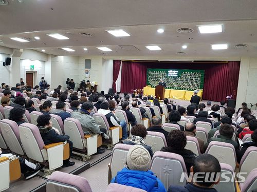 【대구=뉴시스】정창오 기자 = 18일 오전 대구 달서구 상인동 대구도시철도공사 강당에서 대구지하철 중앙로역 화재참사 15주기 추도식이 열리고 있다. 2018.02.18.&nbsp; jco@newsis.com