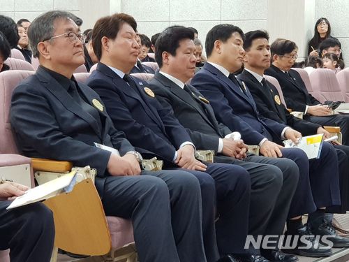 【대구=뉴시스】정창오 기자 = 18일 오전 대구 달서구 상인동 대구도시철도공사 강당에서 열린 대구지하철 중앙로역 화재참사 15주기 추도식에 권영진 대구시장(왼쪽 2번째)과 홍의락 더불어민주당 국회의원(왼쪽 4번째)이 참석하고 있다. 2018.02.18.&nbsp;&nbsp; jco@newsis.com