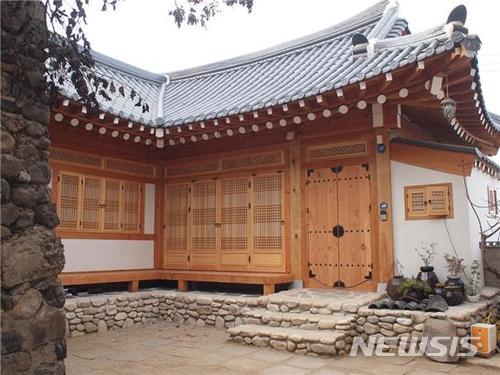 【대구=뉴시스】정창오 기자 = 대구시는 18일 기존 한옥을 보존하고 새로운 한옥건축의 장려를 통해 대구 고유의 역사적 경관을 구축하고 도시 관광을 활성화하기 위해 ‘한옥진흥사업’을 지속적으로 시행한다고 밝혔다. 사진은 지원사업이 적용된 대구 중구 동산동의 한옥 모습이다.(사진=대구시 제공) photo@newsis.com