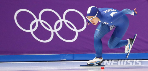 【강릉=뉴시스】추상철 기자 = 18일 오후 강원 강릉 스피드스케이팅 경기장에서 열린 2018 평창 동계올림픽 스피드스케이팅 여자 500m 경기. 이상화가 역주하고 있다. 2018.02.18. scchoo@newsis.com