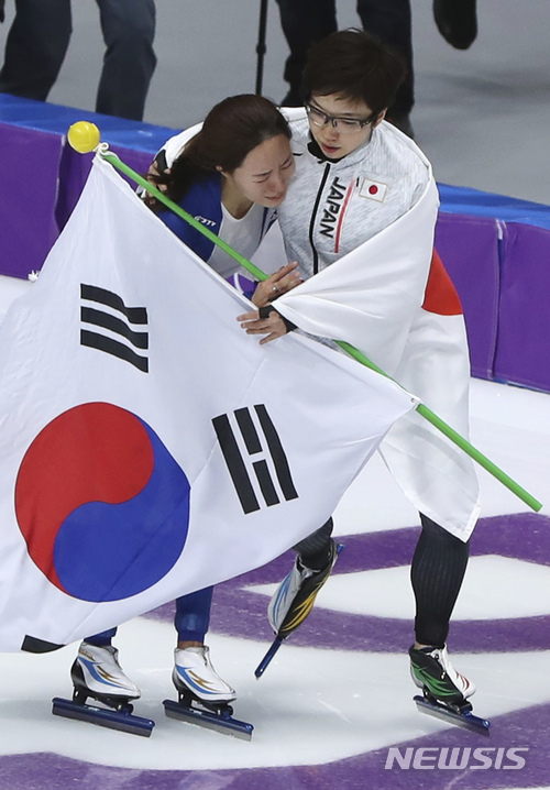 IOC, 고다이라·이상화 포옹에서 찾았다···"올림픽 정신의 전형"