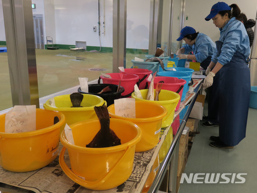 【후쿠시마=뉴시스】 조윤영 특파원 = 후쿠시마현 이와키시 어업협동조합 직원들이 14일 방사능 모니터링 검사를 위해 이날 잡은 생선들을 분류하고 있다. 2018.02.20.yuncho@newsis.com