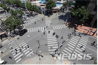 【부산=뉴시스】허상천 기자 = 부산시와 부산경찰청은 보행자의 통행이 많은 교차로 11곳을 선정해 이달 중에 대각선 횡단보도를 추가로 운용한다고 19일 밝혔다. 2018.02.19. (사진 = 부산시 제공) heraid@newsis.com