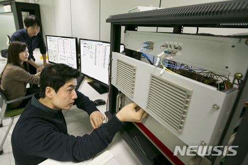 【서울=뉴시스】KT가 한국과학기술연구원(KIST)과 공동으로 일대다 양자암호통신 시험망 구축에 성공하고, '양자통신 에코 얼라이언스'를 출범했다고 19일 밝혔다. KT 직원들이 서울 서초구 우면동 연구소에서 일대다 양자암호통신 시범망을 활용한 기술 테스트를 하고 있다. 2018.02.19 (사진 = KT 제공) photo@newsis.com