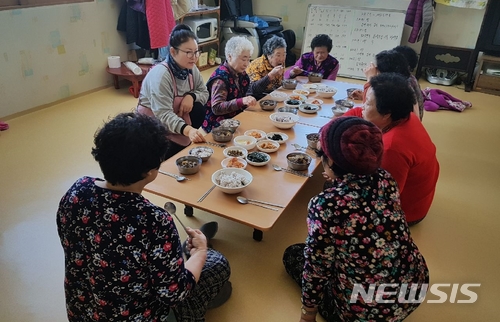 【보은=뉴시스】이성기 기자 = 충북 보은군 수한면 오정리의 자생봉사단체 '행복지키미(회장 김순임)'가 2016년부터 오정리에 사는 노인을 위해 2년째 점심을 대접해 귀감이다. 사진은 지난 14일 마을 노인들이 경로당에서 점심식사를 하는 모습이다.2018.02.19(사진=보은군 제공) sklee@newsis.com  