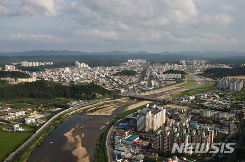   【영주=뉴시스】김진호 기자 = 경북 영주시는 지역경제 활성화 및 서민경제 안정을 위해 신속집행 사업비의 60%인 2773억 원을 올 상반기에 집행할 계획이다. 사진은 영주시 시가지 전경. 2018.02.19 (사진=영주시 제공) photo@newsis.com