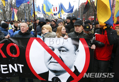 【키예프=AP/뉴시스】우크라이나 수도 키예프에서 18일(현지시간) 페트로 포로셴코 대통령의 퇴진을 요구하는 시위가 벌어지고 있다. 우크라이나 내무부 추산 3000여명, 언론 추산 1만여명이 우크라이나 야당 지도자 미하일 사카슈빌리 전 조지아 대통령의 강제 추방에 반발해 거리에 모였다. 2018.02.19