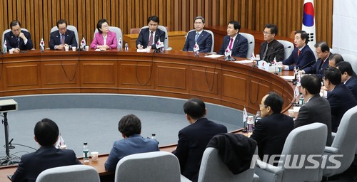 【서울=뉴시스】홍효식 기자 = 자유한국당 김성태 원내대표가 19일 오전 서울 여의도 국회에서 열린 원내대책회의에 참석해 미국의 철강 무역규제 관련 발언을 하고 있다. 2018.02.19. yesphoto@newsis.com